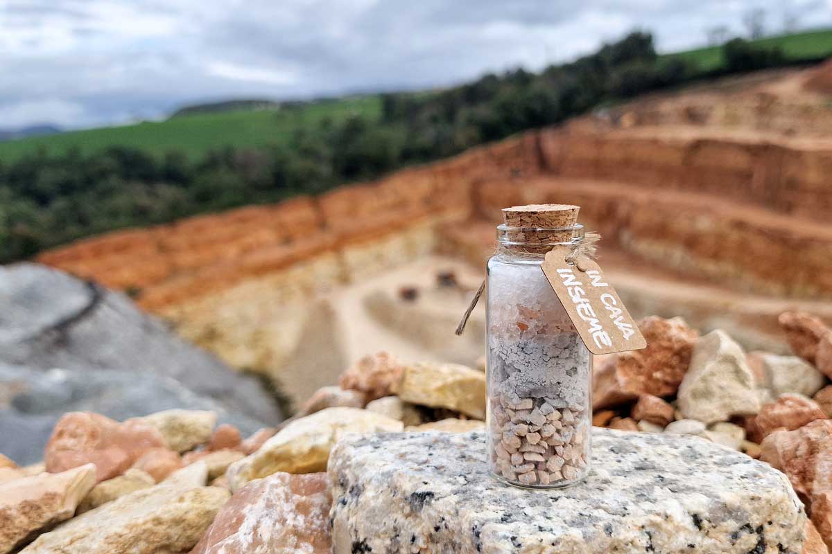 Piccole boccetta in vetro contenente sassi, limo e sale, con tappo in sughero.